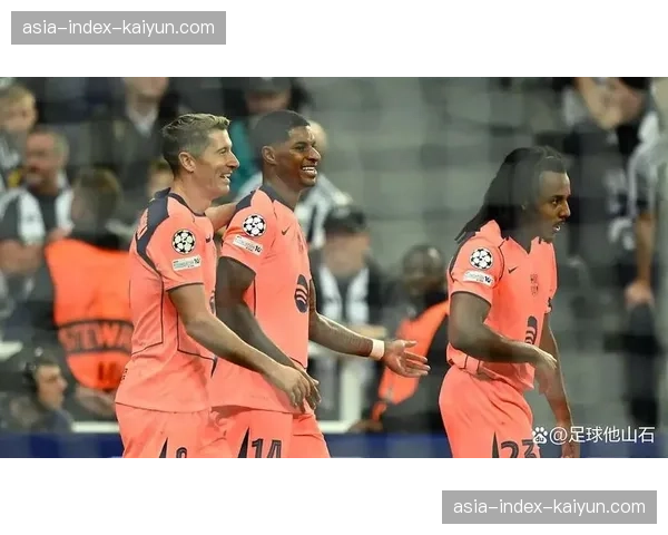 战术板复盘：巴萨vs拜仁，莱万多夫斯基面对旧主的“回撤策应”与对抗成功率。