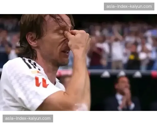 告别欧冠，37岁的莫德里奇赛后向伯纳乌看台致意